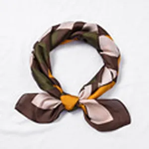 Geometrischer Seidenschal Detail, elegantes braunes und goldenes Farbblock Design Damen.