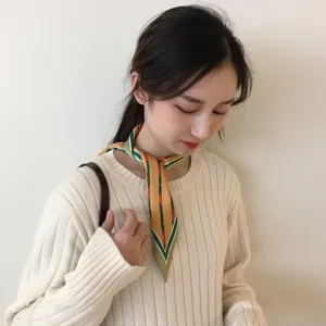 Vue de détail d'un foulard étroit et élégant avec un imprimé équestre pour le cou.