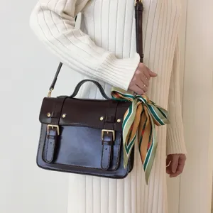 Sac à bandoulière vintage en cuir marron avec foulard en soie rayé élégant pour les femmes
