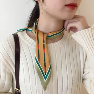 Foulard en soie étroit et chic avec motif de ceinture, élégant twilly vue de détail.