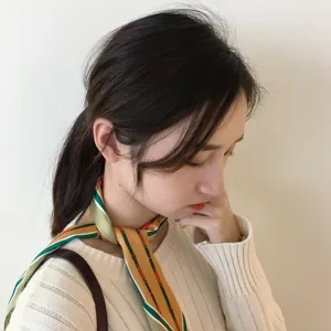 Foulard en soie etroit et chic pour femme, design elegant pour decoration de sac et cou.