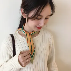 Foulard en soie étroit et chic pour femme, avec imprimé rayures et ceinture élégant.