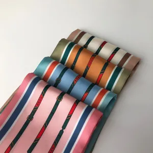Élégant foulard en soie étroit à motif de lanières, idéal pour sac ou accessoire de cou.