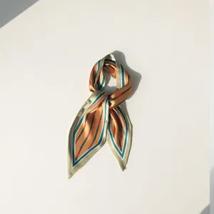 Foulard en soie étroit et chic à angles pointus et motif rayé rétro pour le cou ou sac de femme.