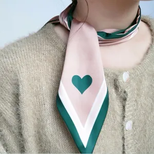 Foulard en soie chic aux couleurs bonbon avec motif de cœur vert, petit carré élégant et mode.