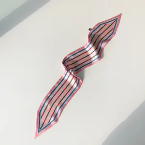 Détails du foulard en soie rose élégant avec motif rayé classique pour femmes.