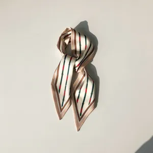 Foulard en soie chic pour femme, écharpe fine et élégante pour le cou et ruban de sac à main.