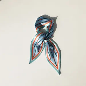 Foulard en soie fin et chic avec élégant motif de ceinture, accessoire bleu et orange.
