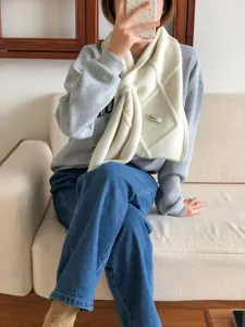 Cómoda bufanda de punto de invierno en color sólido con diseño cruzado multifunción mujer.