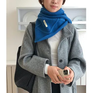 Bufanda de invierno azul para mujer, diseño cálido cruzado con botones, tejido suave y elegante.