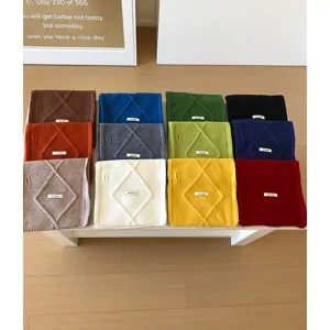 Bufanda de invierno de punto de color liso con diseño cruzado de botones cálida y elegante