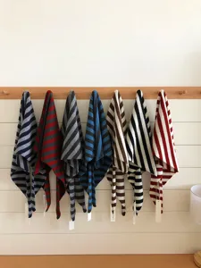 Detailaufnahme stilvoller, gestreifter Woll-Dreieckstücher, ideal für Lagenlooks.