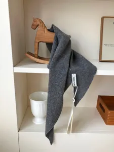 Bufanda triangular de lana de color sólido gris oscuro invierno cálido pañuelo punto