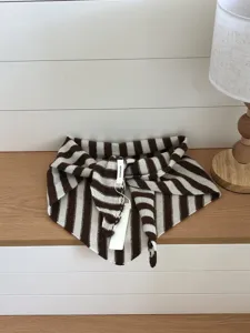Detailansicht des braun-weissen gestreiften Woll-Dreieckschaals, kuscheliges Winter-Accessoire.