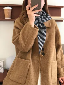 Stilvolles gestreiftes Wolldreiecktuch, ideal für gemütliche Lagen-Looks und modische Outfits.
