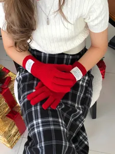 Gants en laine tricotée rouge détail, gants tactiles chauds et douillets pour l'hiver.