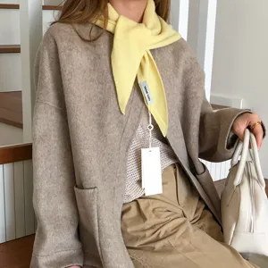 Cómoda bufanda triangular de lana para invierno, elegante pañuelo coreano liso.