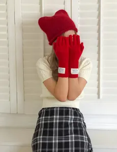 Vue détaillée des gants d'hiver en tricot chaud, parfaits pour le froid et les loisirs.