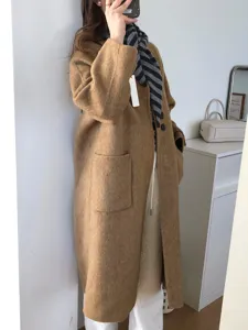 Koreanischer minimalistischer Kamelwollmantel mit gestreiftem Schal Layering Alltagsoutfit