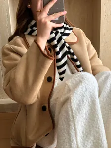 Elegantes schwarz-weisses Woll-Dreiecktuch, ideal für stilvolles Layering im Herbst und Winter.