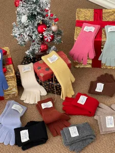 Vue détaillée de gants tactiles en tricot d'hiver douillets aux couleurs vives variées.