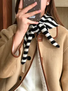 Minimalistisches schwarz-weißt gestreiftes Strick-Dreiecktuch modischer Winterschal