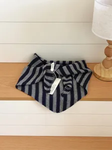 Minimalistischer gestreifter reiner Wolle Dreiecksschal Detail, weiches Strickhalstuch.