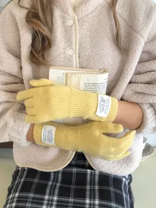 Gants tactiles tricotés d'hiver pour femmes, détail chaud en laine jaune côtelée.