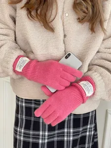 Gants d'hiver en tricot rose détail montrant la texture douce étiquette manchette tactile.