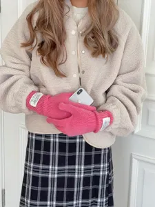 Gants d'hiver en tricot rose vif confortables pour femmes avec design tactile et élégants poignets.