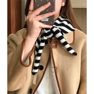 Minimalistisches schwarz-weiß gestreiftes 100% Wolle Dreiecktuch für Damen Winter Mode neu.