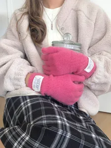 Gants en laine tricotés d'hiver pour femmes, gants thermiques roses élégants et doux.