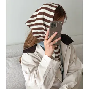 Braun weiße gestreifte Strick Dreiecktuch mode Kopftuch für Alltag Outfit Lagenlook Element