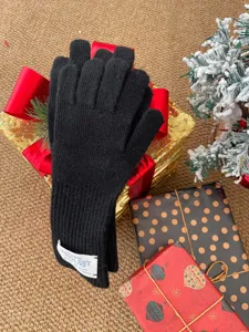 Vue détaillée des gants tricotés tactiles d'hiver pour femmes, gros plan en tissu de laine.
