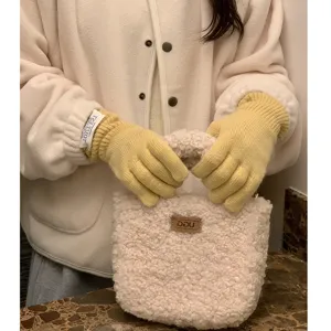 Gants tactiles en tricot chaud d'hiver associés à un sac à main moelleux et confortable pour femmes.
