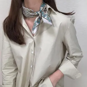 Nahaufnahme eines luxuriösen Seidenschals, der elegant um den Hals gebunden ist, Accessoire.