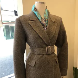 Élégant foulard en soie avec imprimé léopard et chaîne chic pour sublimer vos tenues.