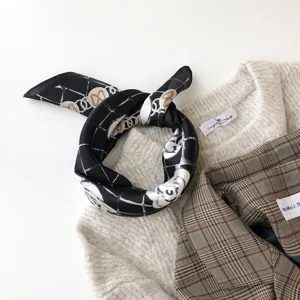 Écharpe Carrée Élégante en Soie pour Femmes Imprimé Motif Camélia Armure Toile Légère Luxe Cou Foulard Décoratif Bandeau Cheveux Accessoire Cadeau