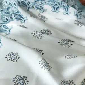 Retro paisley zijden sjaal detail, elegante blauwe en bruine print op zachte stof.