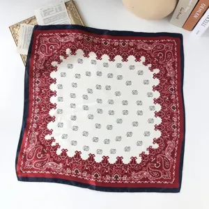 Detail van retro paisley zijden sjaal, klassiek rood en blauw patroon chic dames hoofddoek.