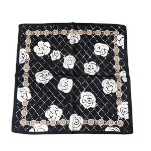 Foulard carre en soie noire avec motif de fleurs de camelia blanc elegant pour femme