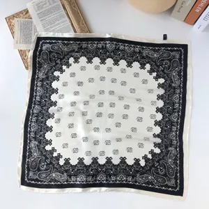 Zwarte en witte paisley print zijden sjaal detail, elegante retro vierkante hoofddoek.