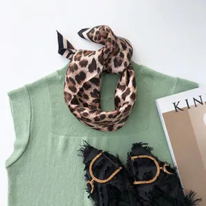 Seidiges Quadrattuch mit Leopardenmuster im Detail, zeigt weiche Textur und Styling.