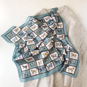 Pañuelo de seda verde menta con estampado de caballos, pañuelo elegante de mujer.