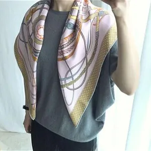 Luxe zijden sjaal met klassiek ruiterkettingpatroon, elegant en stijlvol accessoire.