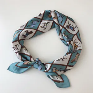 Pañuelo de seda verde menta con diseño de caballo y cinturón, ideal para moda femenina.
