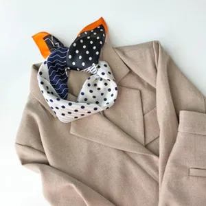Seiden-Quadrat-Schal für Damen, elegantes Polka-Dot-Muster mit schicker orangefarbener Kante.