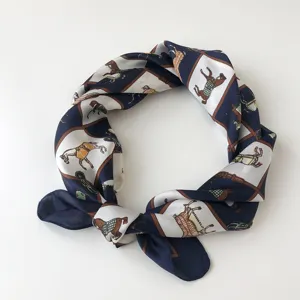 Elegante pañuelo de seda para mujer con clásico estampado de caballos. Versátil chic.