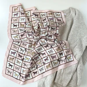 Pañuelo de seda rosa con patrón de cuadrícula de caballos elegante pañuelo de cuello de mujer.