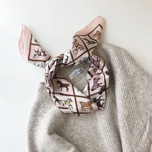 Elegante pañuelo de seda con estampado de caballo rosa, pañuelo de cuello y diadema de mujer.